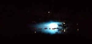 Scheinwerfer über dem See